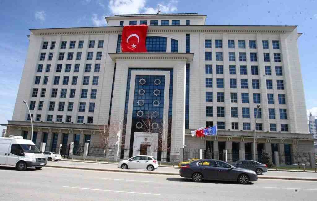 В Турции сократили не менее 2,7 тысячи госслужащих