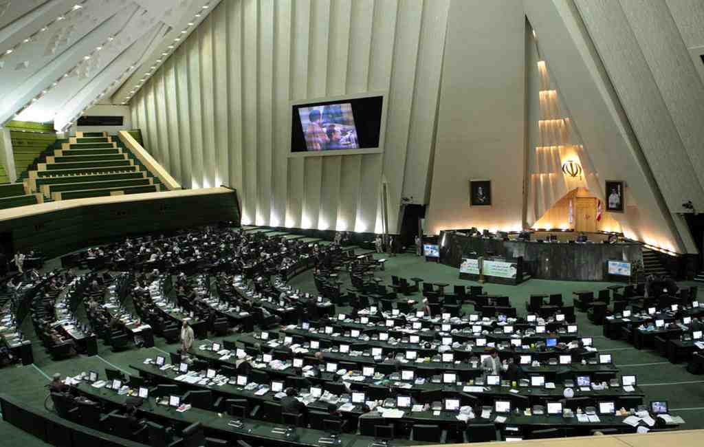 Парламент Ирана проведет чрезвычайное совещание из-за протестов