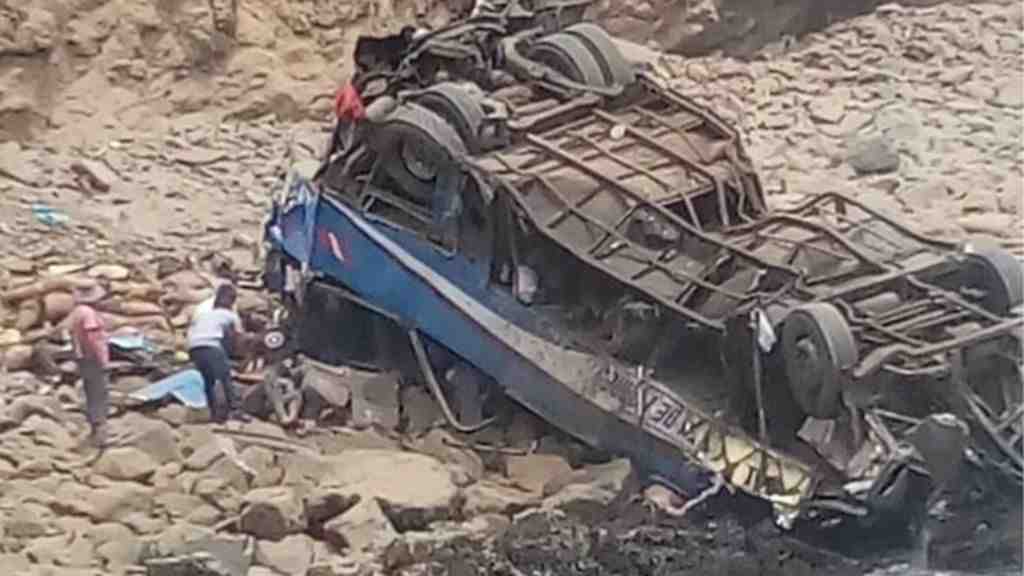 В Перу упал в пропасть автобус с пассажирами