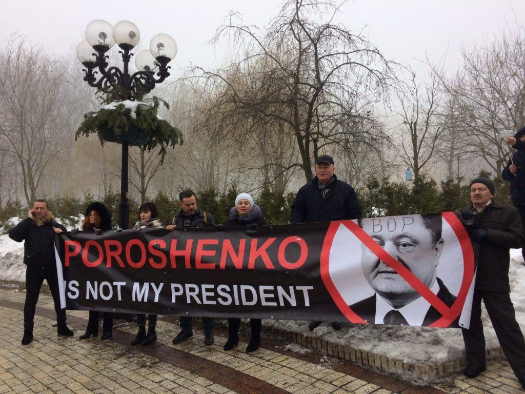 Без цветов: Протестующие спугнули Порошенко от памятника Шевченко