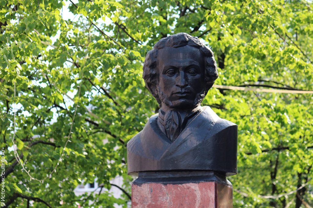 «Ай да Пушкин»: Вандалы разбили памятник классика возле Львова