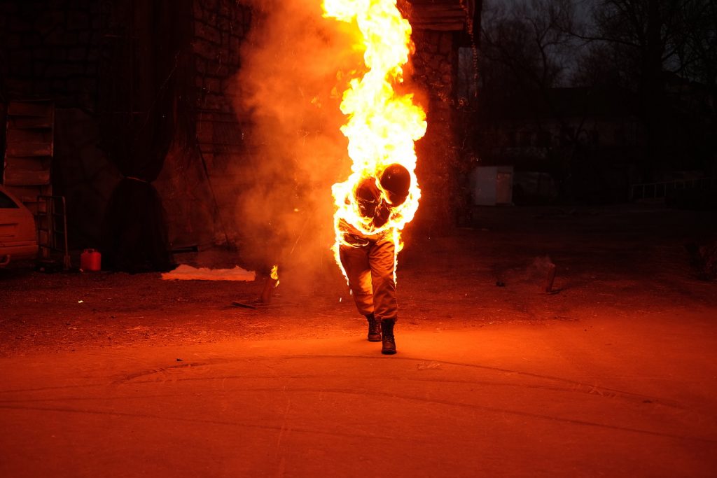 «Атошник» пытался сгореть дотла перед зданием Минобороны Украины