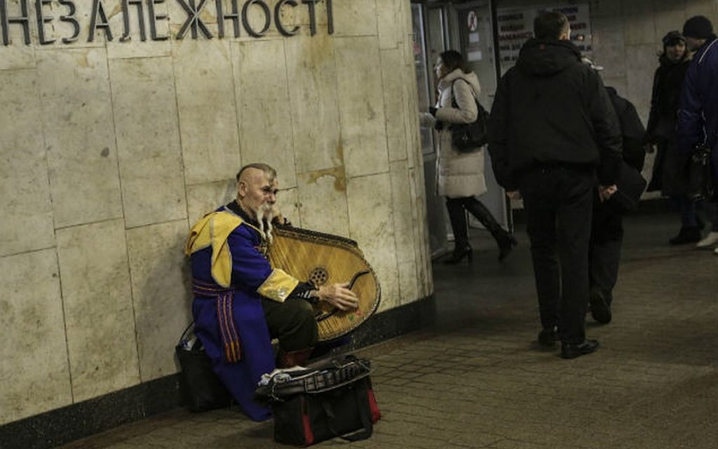 Киевский режим отправил народ с протянутой рукой в долговую яму