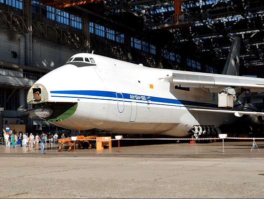 АН-124-100 в ангаре предприятия по ремонту авиатехники