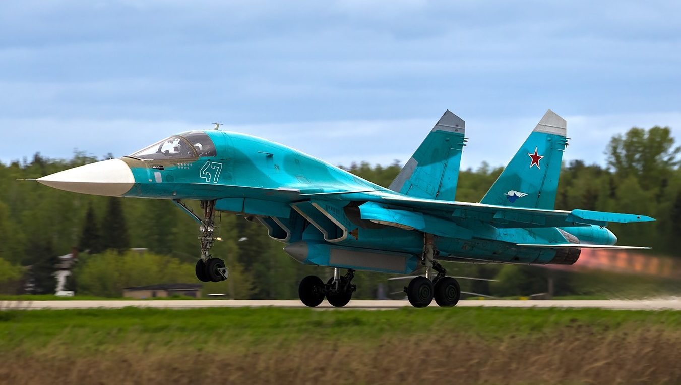 Су-34 Су-34 с подвешенным универсальным контейнером разведки "Сыч"