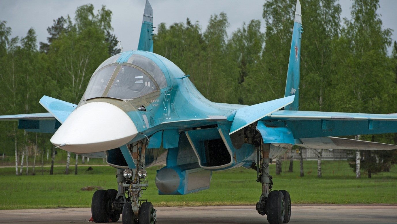 Опытный образец фронтового бомбардировщика Су-34 с подвешенным универсальным контейнером разведки "Сыч"