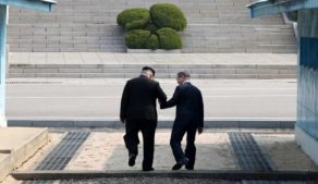 Ким Чен Ын и Мун Чже Ин в зоне между Кореями - Пханмунджоме