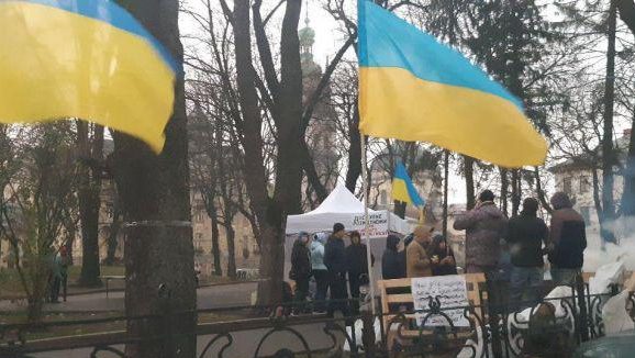 автомобилисты пикетируют горсовет Львова