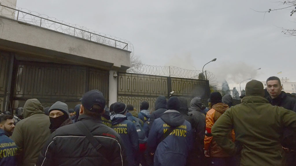 В Одессе радикалы провели акцию протеста у здания консульства России в связи с задержанием украинских катеров