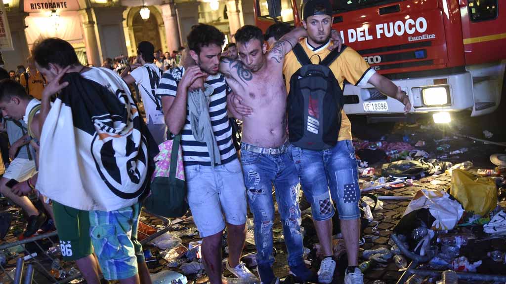 На концерте в Италии неизвестный распылил едкое вещество, в результате возникшей паники в давке погибло шесть человек, около 120 человек получили ранения.