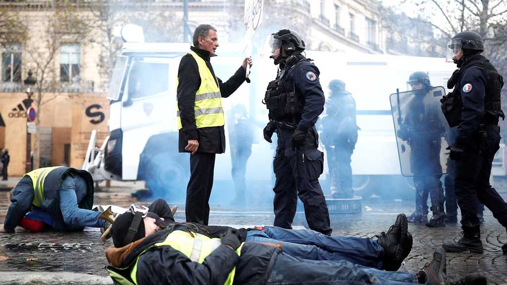 В ходе субботних протестов "желтых жилетов" в Париже полиция задержала 85 человек. Во время столкновений с протестующими был применен слезоточивый газ. Тем не менее в полиции отметили, что накал протестов пошел на спад.