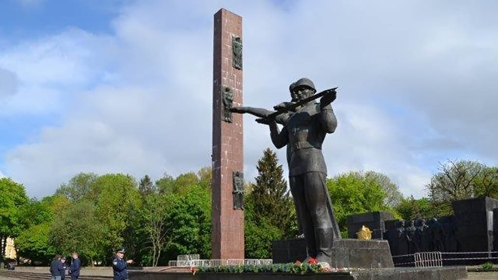 Во Львове намерены демонтировать стелу, являющуюся частью монумента советским воинам. Стелла была построена в 1970 году и сейчас находится в аварийном состоянии. Отдельные элементы памятника предлагают передать во львовский музей "Территория террора".