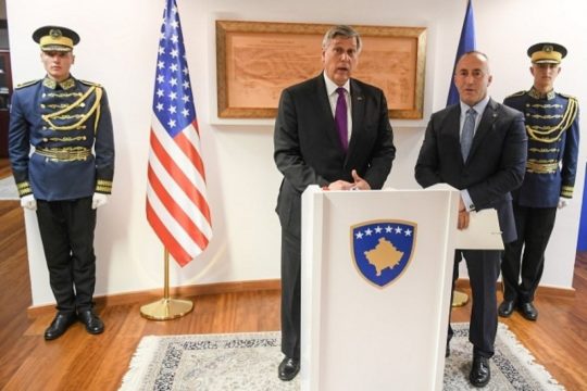 Премьер-министр Косово Рамуш Харадинай и посол США в Приштине Филип Коснет