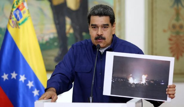 Николас Мадуро показывает фото пожара в энергетической госкомпании Corpoelec, 11 марта 2019 г.