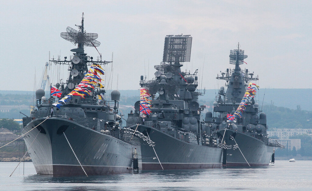 В зоне учений НАТО дежурят корабли Черноморского Флота России