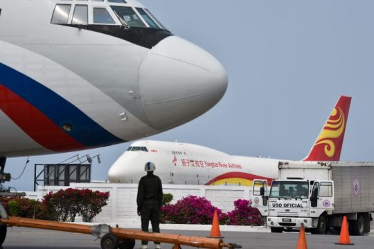 Российский самолет Ил-62М на фоне китайского грузового Боинг-747, 29 марта в международном аэропорту Каракаса, Венесуэла