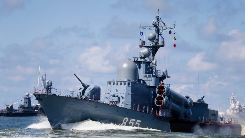 Эсминец ВМС США взят под контроль российскими кораблями