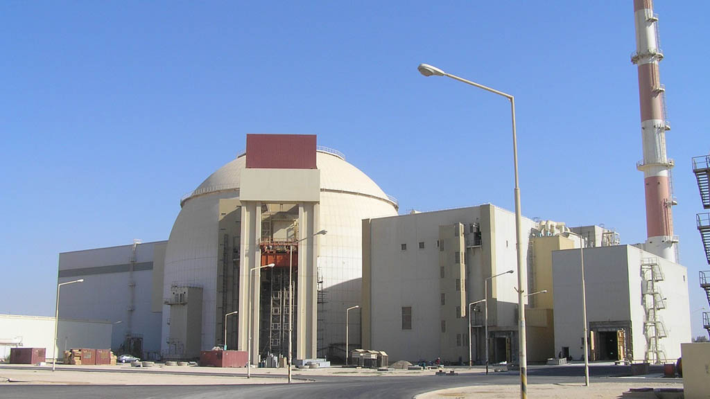 Власти США могут ввести санкции в случае попытки расширения иранской АЭС "Бушер" «за пределы существующего реакторного блока», а также за «передачу обогащенного урана из Ирана в обмен на урановую руду». Об этом говорится в распространенном в пятницу письменном заявлении руководителя пресс-службы Госдепартамента Морган Ортэгус.