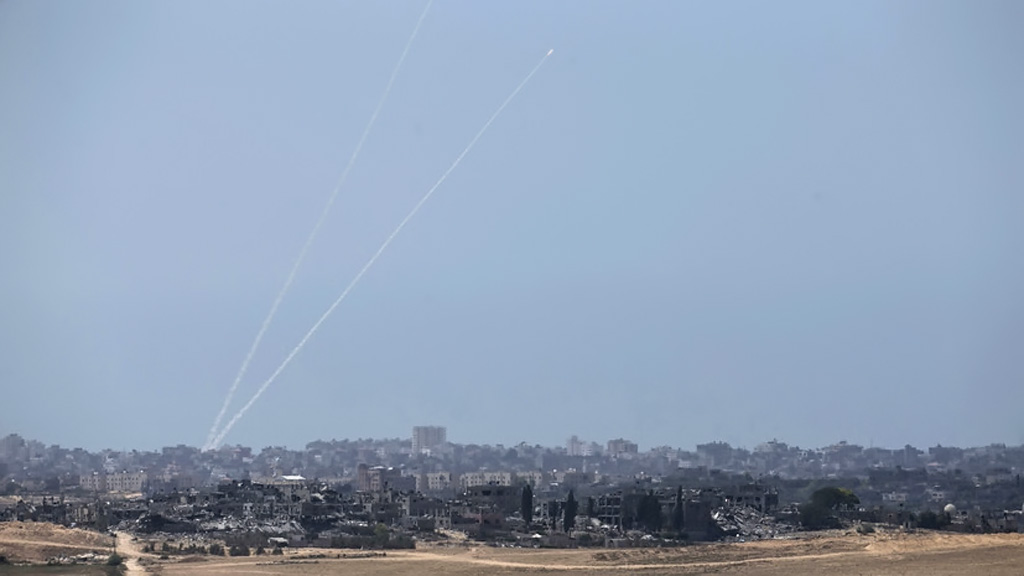 Израильские военные засекли пуски 50 ракет из сектора Газа в направлении Израиля, десятки из них перехвачены. Тем не менее, в результате ракетного обстрела один человек получил ранения. В ответ Израильская авиация атаковала две ракетные установки палестинских боевиков на севере сектора Газа.