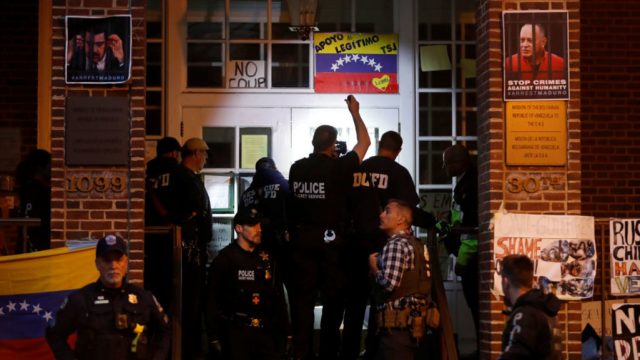 полиция США в посольстве Венесуэлы в Вашингтоне и активисты-сторонники Мадуро
