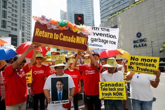 митинг с требованием, чтобы Канада забрала свой мусор