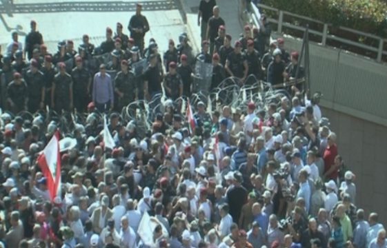 протесты против реформ у здания правительства Ливана 