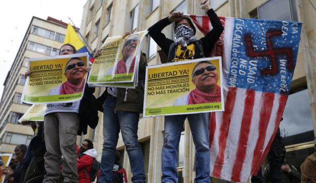 протест против ареста бывшего лидера партизан Колумбии FARC Хесуса Сантрича