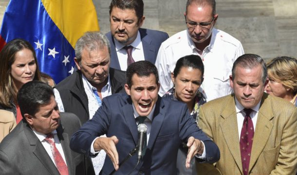 оппозиционер Венесуэлы Хуан Гуайдо в окружении соратников