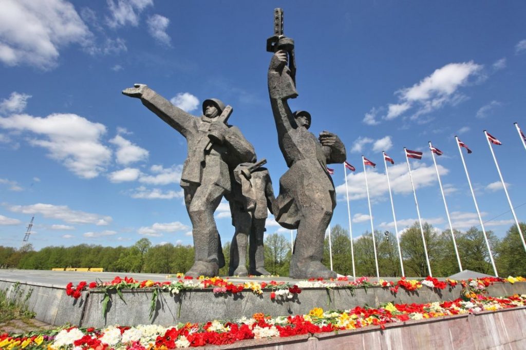 Сейм Латвии одобрил снос памятника Освободителям Риги