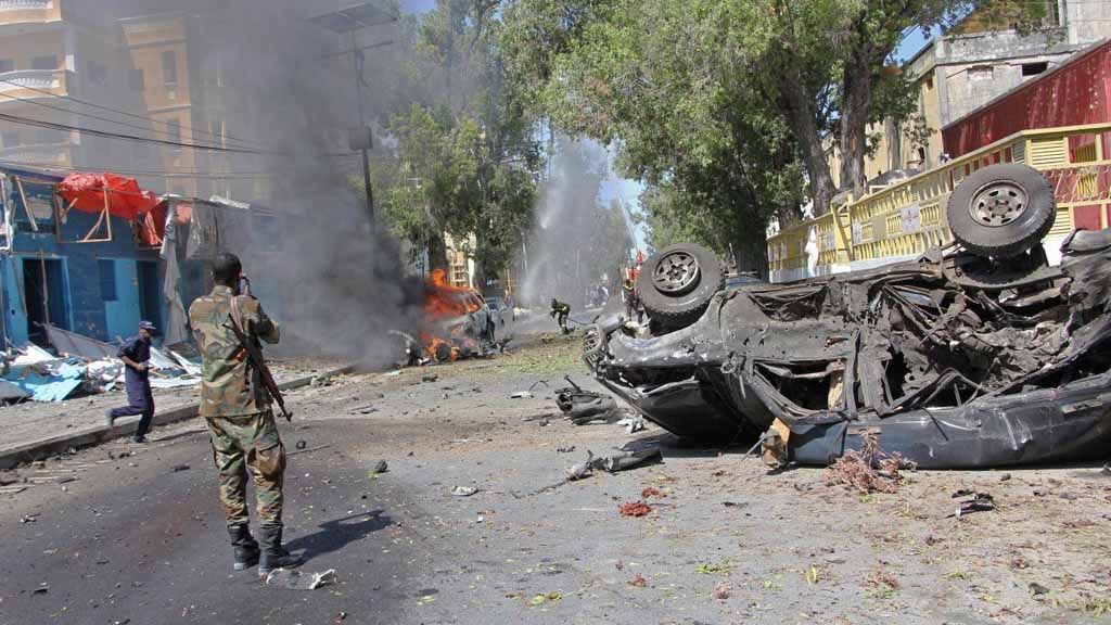 Два мощных взрыва прогремели в субботу в столице Сомали Могадишо. По данным агентства "Синьхуа", оба взрыва произошли в районе контрольно-пропускного пункта "Сайидка", расположенного неподалеку от здания парламента страны.