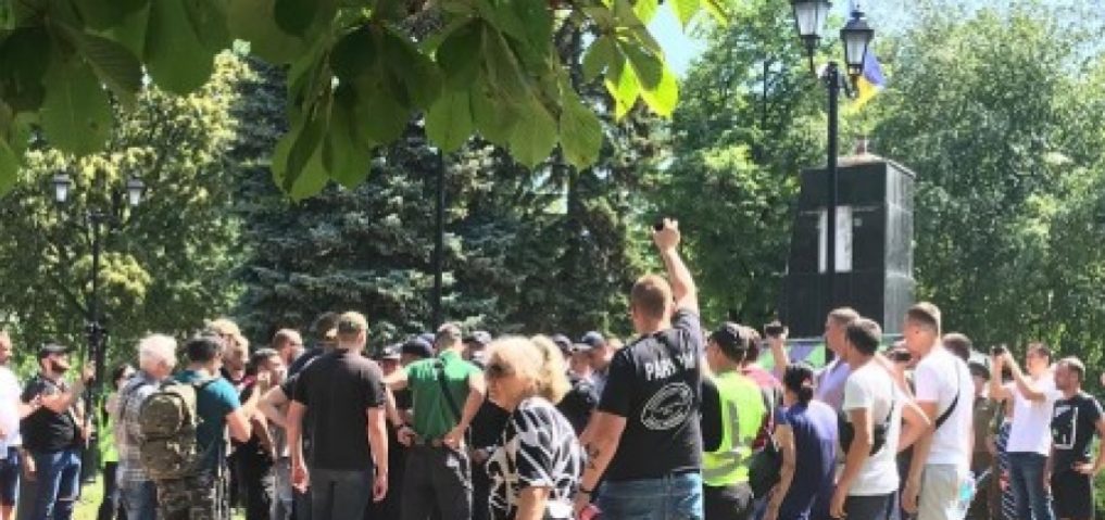 Радикалы Харькова напали на ветеранов с цветами к монументу Жукова