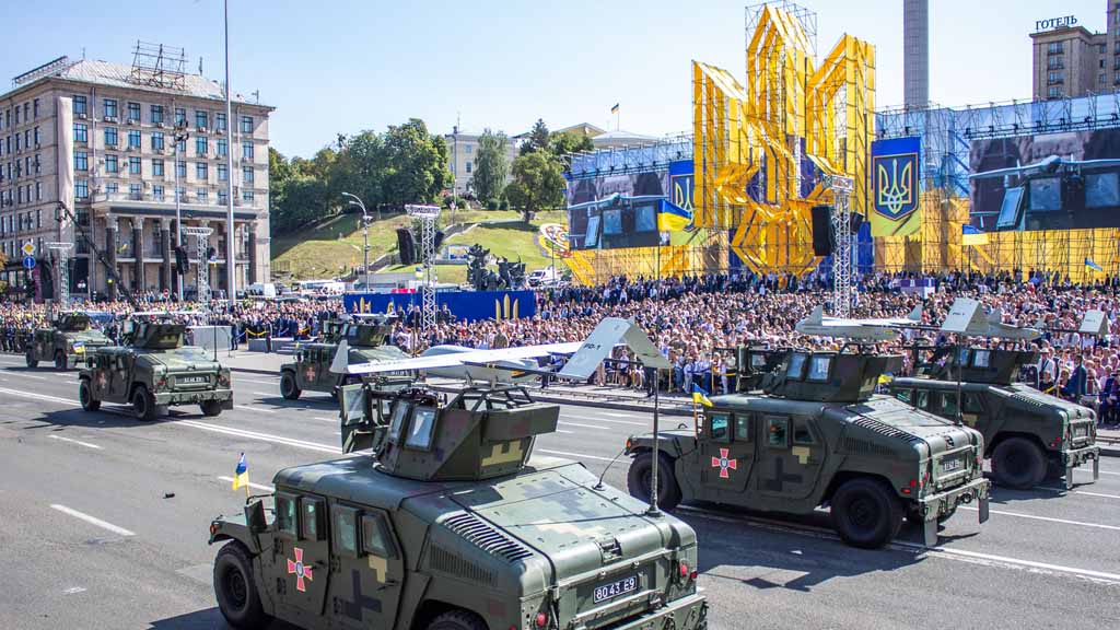 Президент Украины Владимир Зеленский отменил военный парад в честь Дня независимости Украины, вызвав шквал возмущения националистов и «порохоботов», обвинивших главу государства в «зраде».