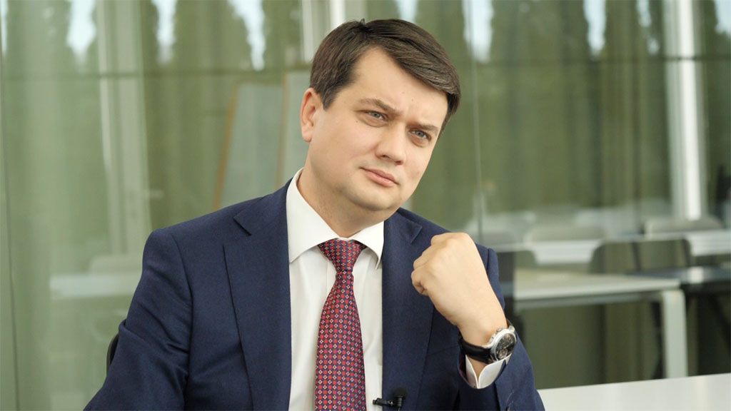 Лидер пропрезидентской партии «Слуга народа» Дмитрий Разумков выступил против амнистии для ополченцев Донбасса. Об этом он заявил в эфире одного из украинских телеканалов.