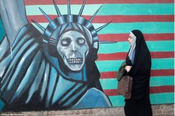 стена американского посольства в иране