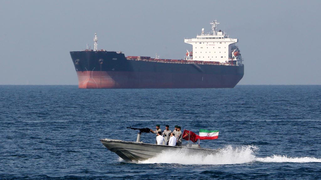 Береговая охрана Ирана задержала иностранное судно с 12 филиппинцами на борту в районе Ормузского пролива, по подозрению в контрабанде топлива.