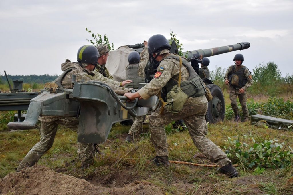 К линии разведения сил в Петровском боевики ВСУ подтянули бронетехнику