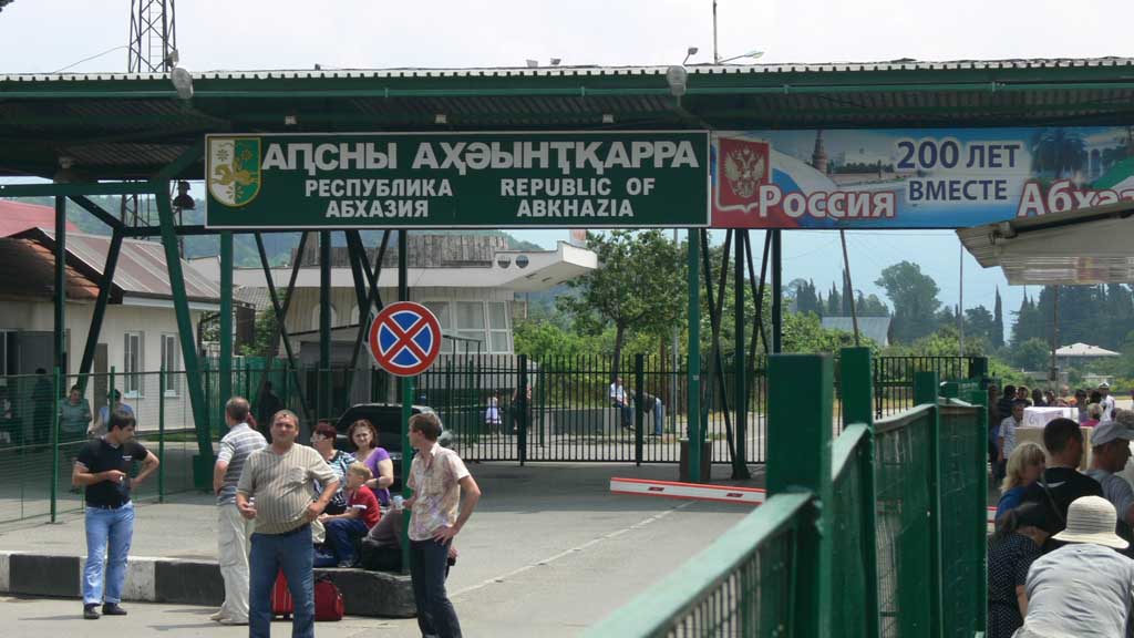 Последствия июньского российско-грузинского кризиса постепенно начинают нивелироваться. После антирусских выступлений ограничения на посещение этой страны ввела не только Россия. Её примеру последовали Абхазия и Южная Осетия. Но вчера Абхазии заявила, что снимает ограничения для пересечения границы.