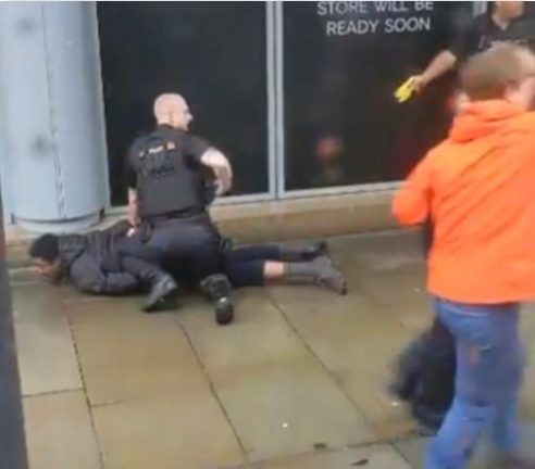 мужчина с ножом напал на людей в торговом центре Арндейл в английском Манчестере