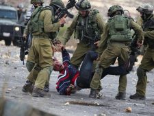 израильские солдаты задерживают палестинцев