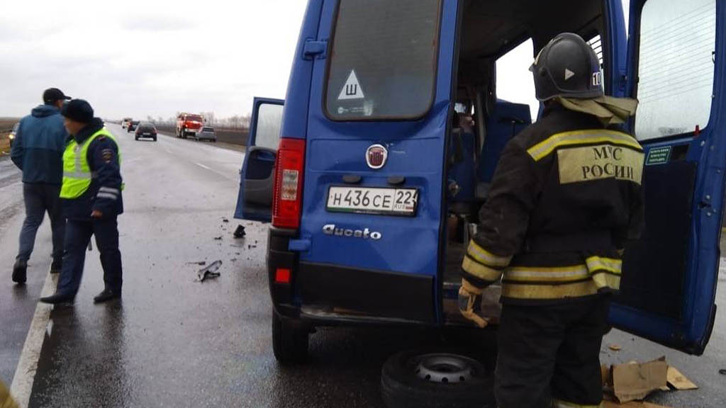 Восемь человек погибли, еще восемь получили ранения разной степени тяжести, в результате столкновения двух микроавтобусов в Алтайском крае, сообщили в пресс-службе МЧС РФ.