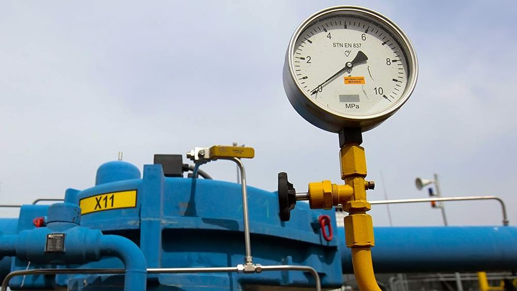 Запасы газа не спасут Украину в случае прекращения поставок голубого топлива из России. Риски отключения городов от тепла этой зимой по-прежнему существуют – чтобы доставить газ к конечным потребителям, нужно будет перестраивать всю газо-транспортную инфраструктуру, которая сегодня находится не в лучшем состоянии.
