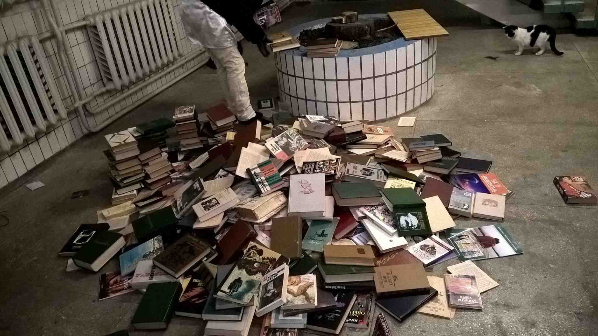 Фашистская библиотека. Куча всего. Уничтожение книг. Выброшенные книги. Куча старых книг.