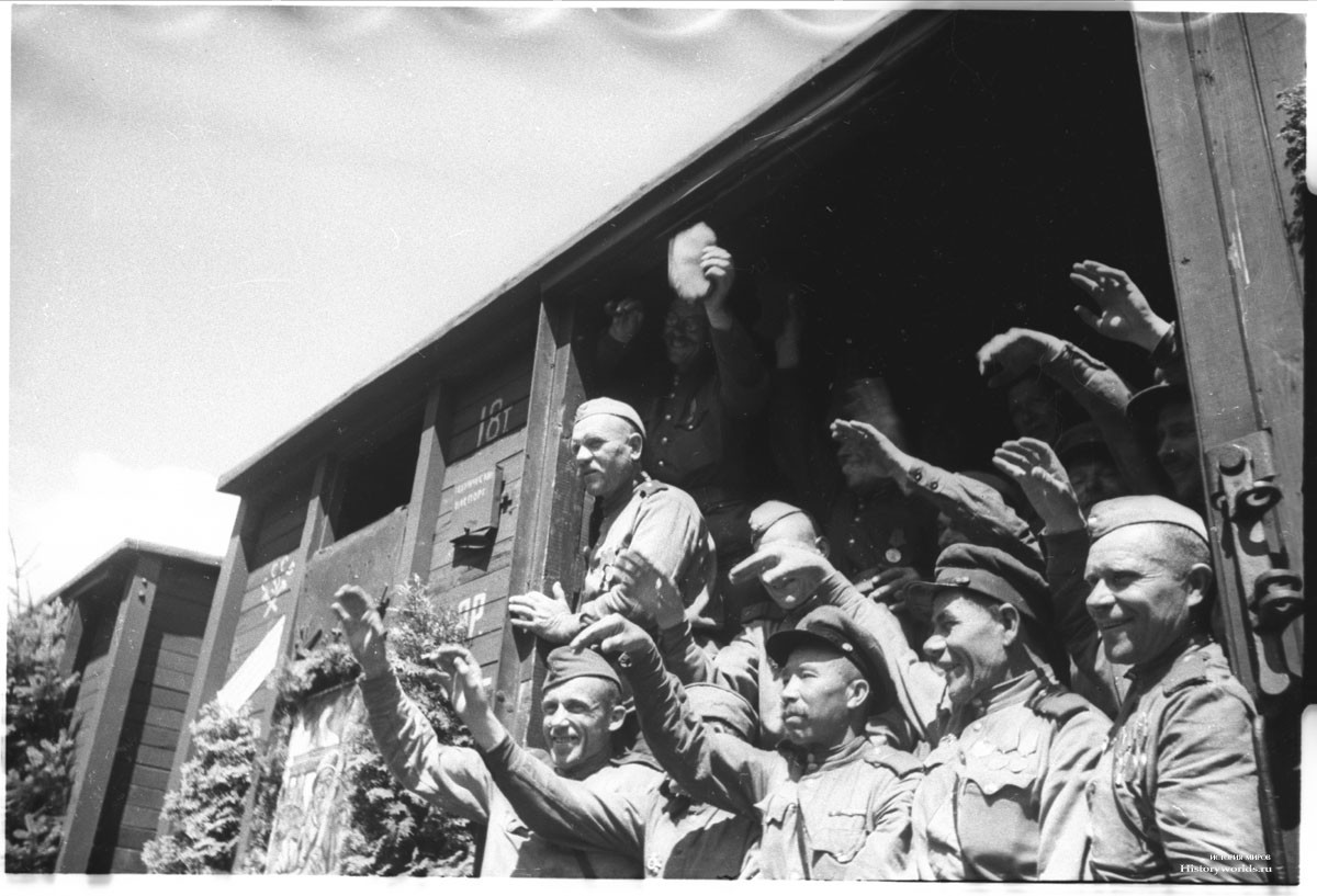 Фото года войны победа. Возвращение солдат 1945. Эшелоны солдат едут на фронт в ВОВ. Возвращение солдат с фронта в 1945. Эшелон Победы 1945.
