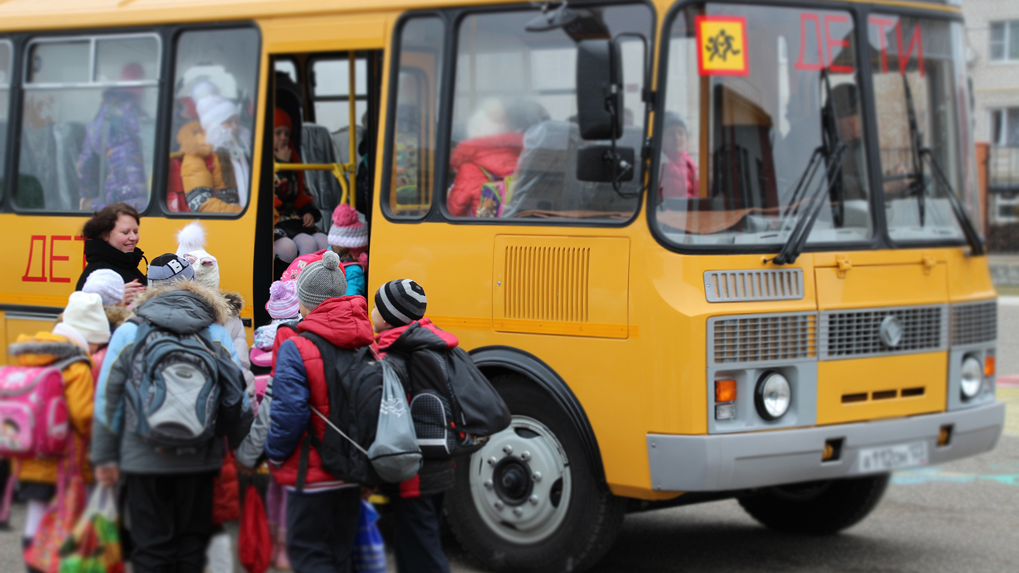 Подвоз детей автобусами. Автобус для детей. Школьный автобус дети. Детские школьные автобусы. Автобус для перевозки детей.