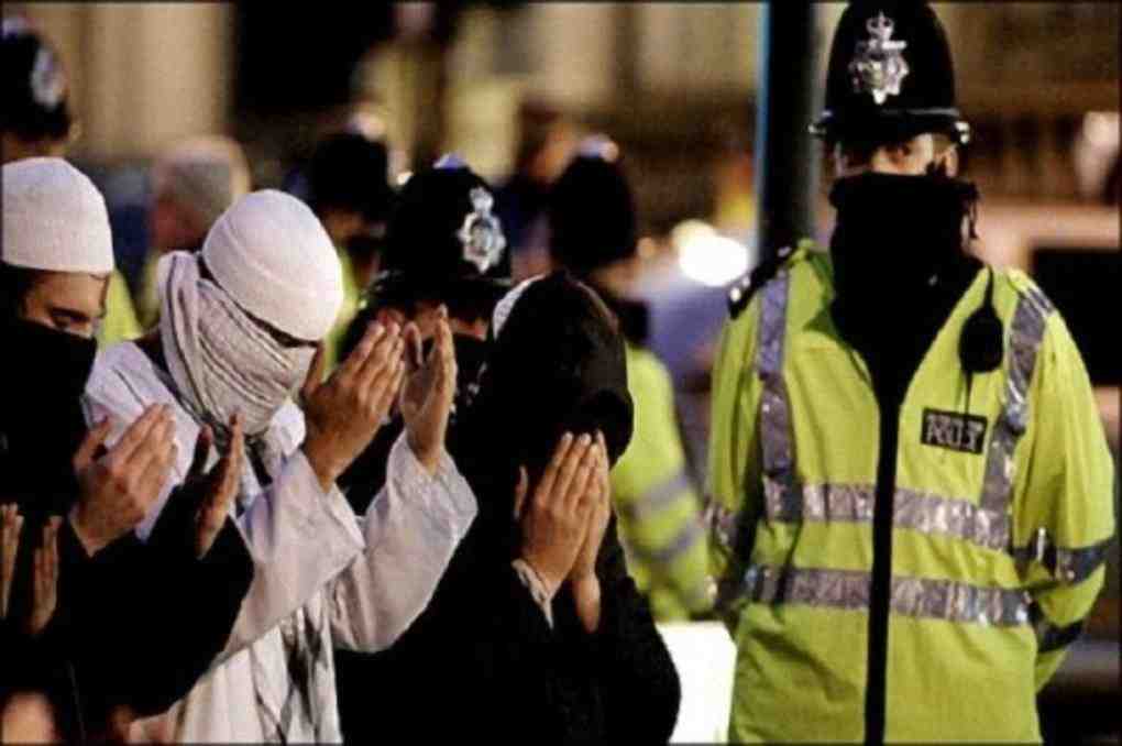 Западные страны о теракте. Мусульманский патруль в Лондоне. Шариатские патрули в Лондоне. Шариатская полиция ИГИЛ.