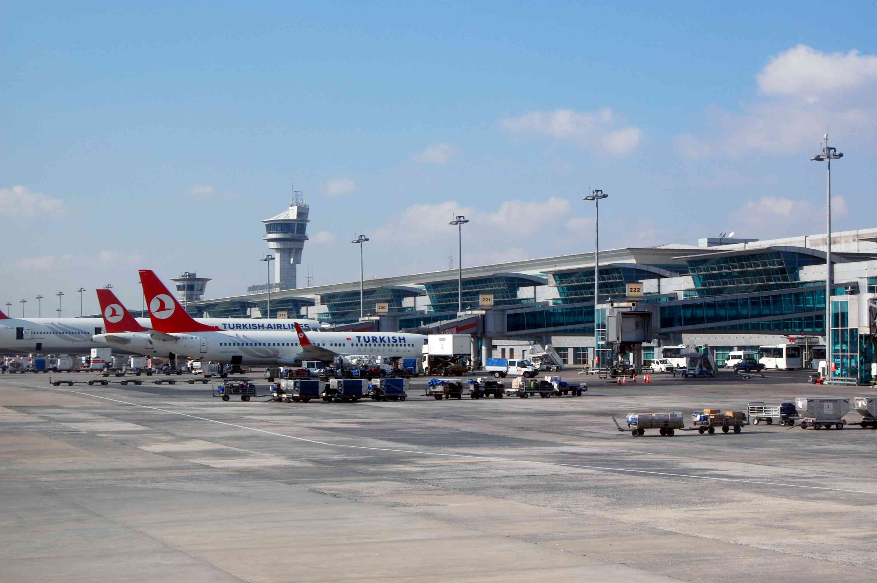 Istanbul airport. Аэропорты Турции Ататюрк. Международный аэропорт Ататюрка Стамбул. Аэропорту имени Ататюрка (Стамбул, Турция). Аэропорт Ататюрк Стамбул новый.