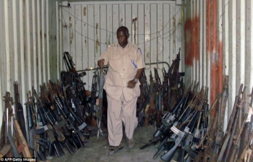Черный рынок продажи. Рынок оружия в Могадишо. Рынок оружия в Африке. Торговля оружием в Африке.