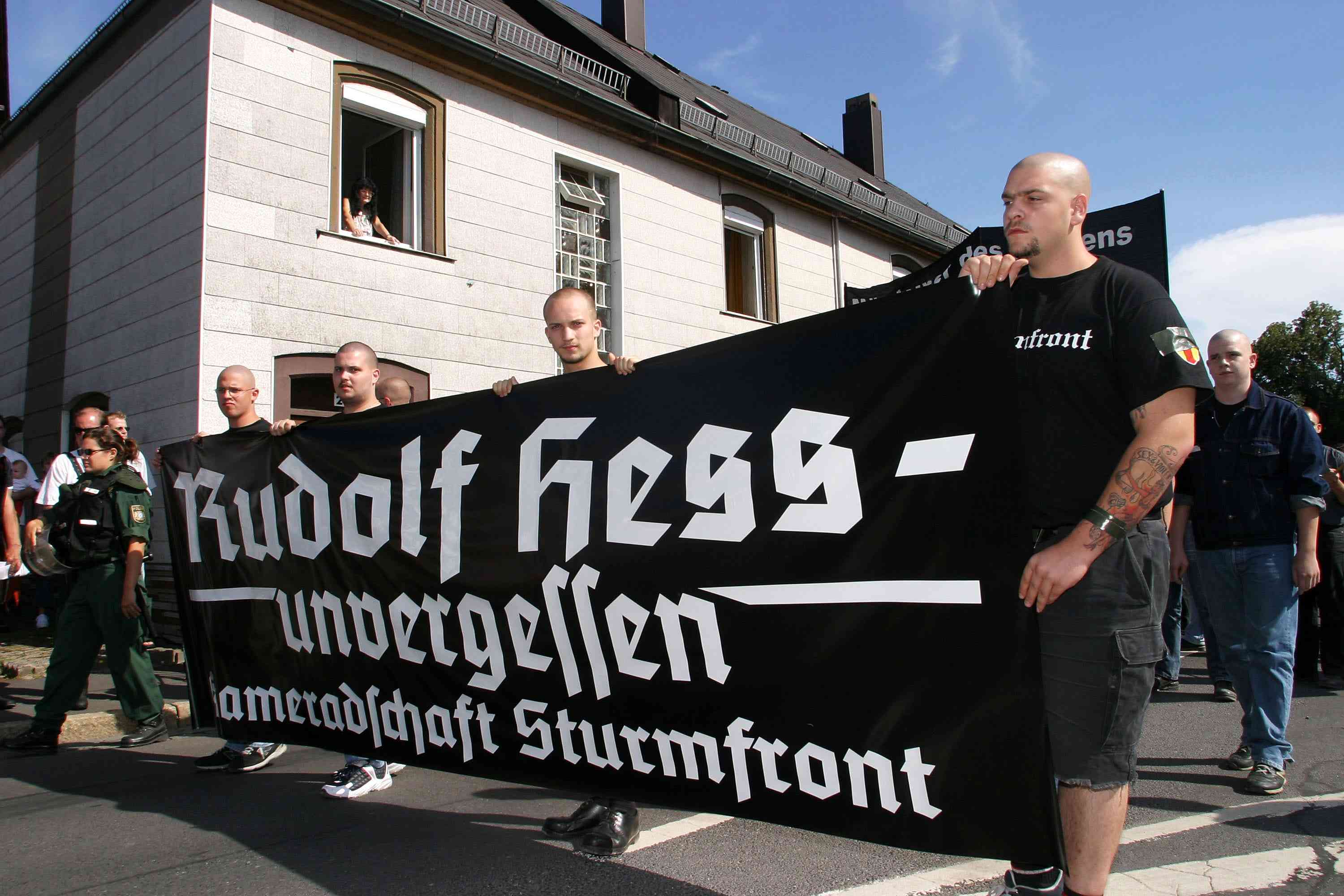 Неонацисты это кто простыми словами. Neonazis в Германии. Британские неонацисты. Марш неонацистов. Ультраправые в Германии неонацисты Германии.