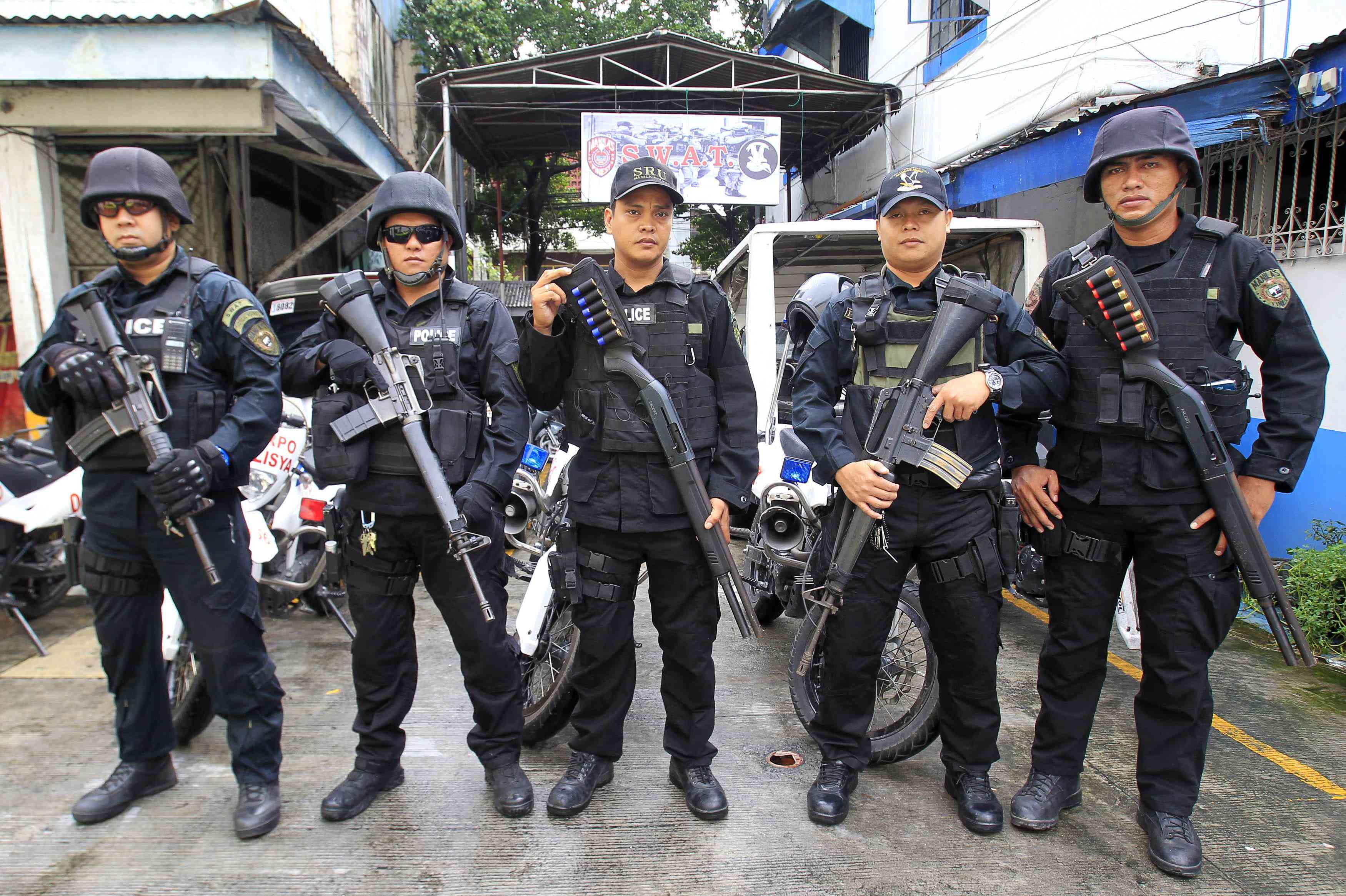 Какое оружие использовали террористы в крокусе. Оружие полиции. Полицейский спецназ. Филиппинская полиция. Полицейская форма разных стран.