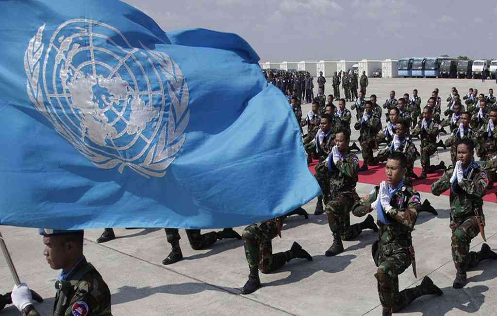 Первая миротворческая операция. Миротворчество ООН. Миротворческие силы ООН. Миротворческие миссии ООН. Миротворческая миссия ООН - каска.
